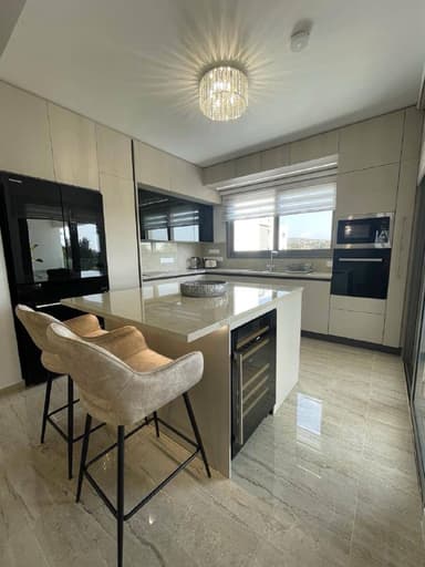 Роскошный пентхаус в Лимассоле с 4 спальнями за 6200 EUR в месяц