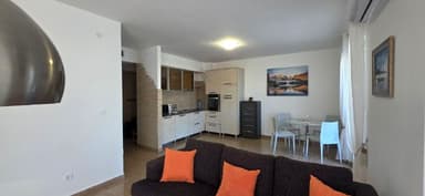 Светлая квартира с 2 спальнями и видом на море в Бечичах — только 100 EUR/сут.