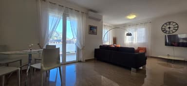 Светлая квартира с 2 спальнями и видом на море в Бечичах — только 100 EUR/сут.