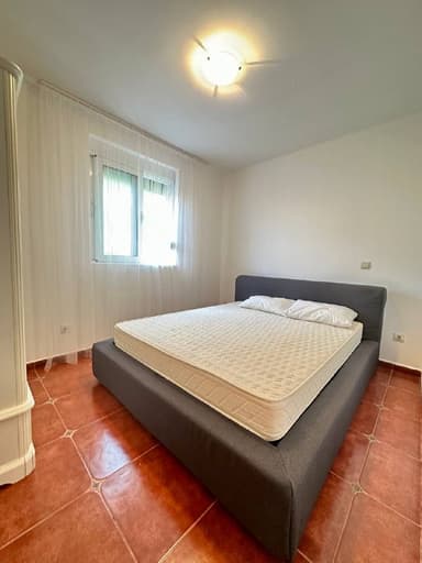 Продается квартира с 3 спальнями и двориком в Петроваце – 200,000 EUR